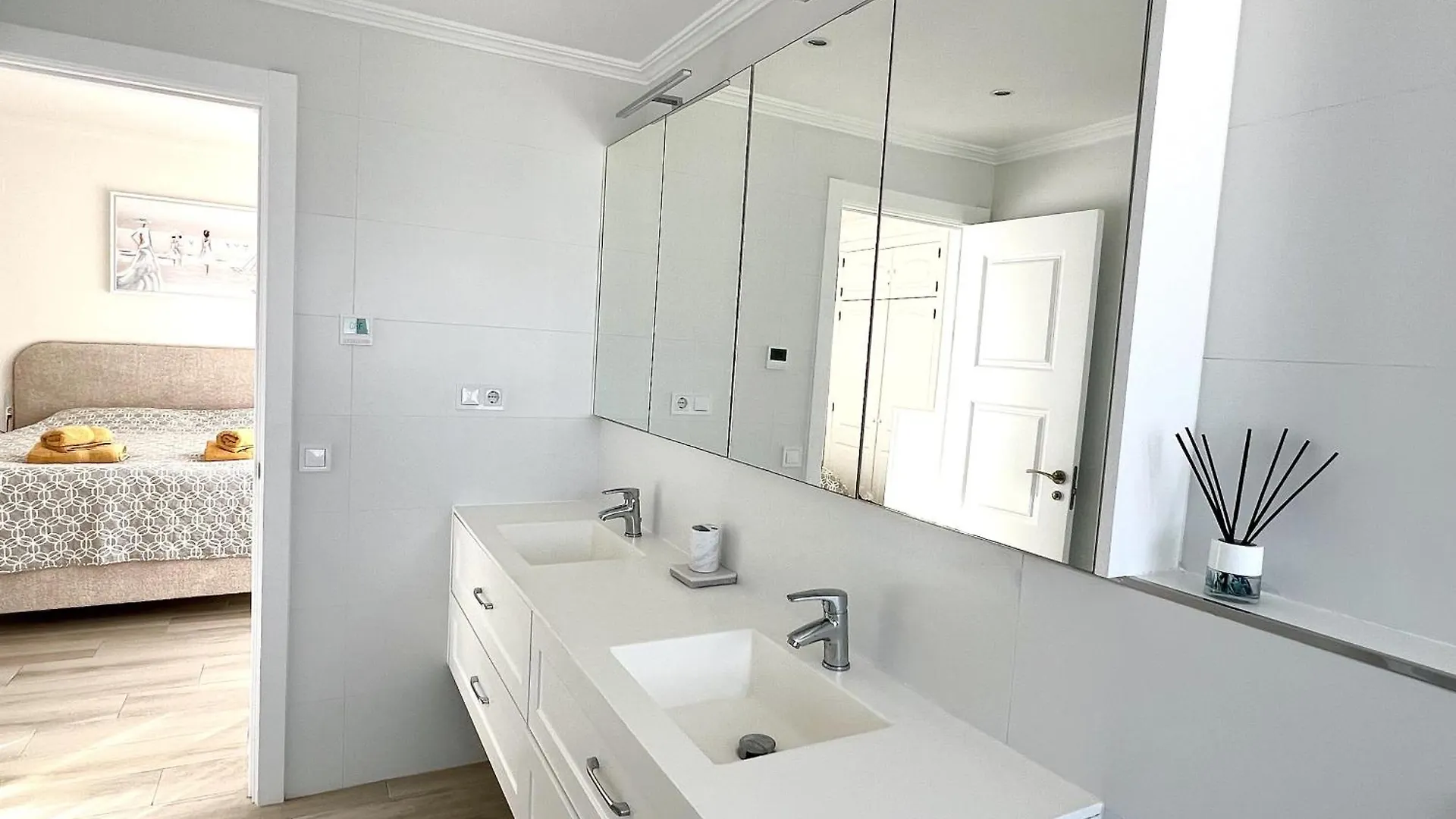 Mi Capricho Beachfront Penthouse With Terrace And Sea View Sitio de Calahonda